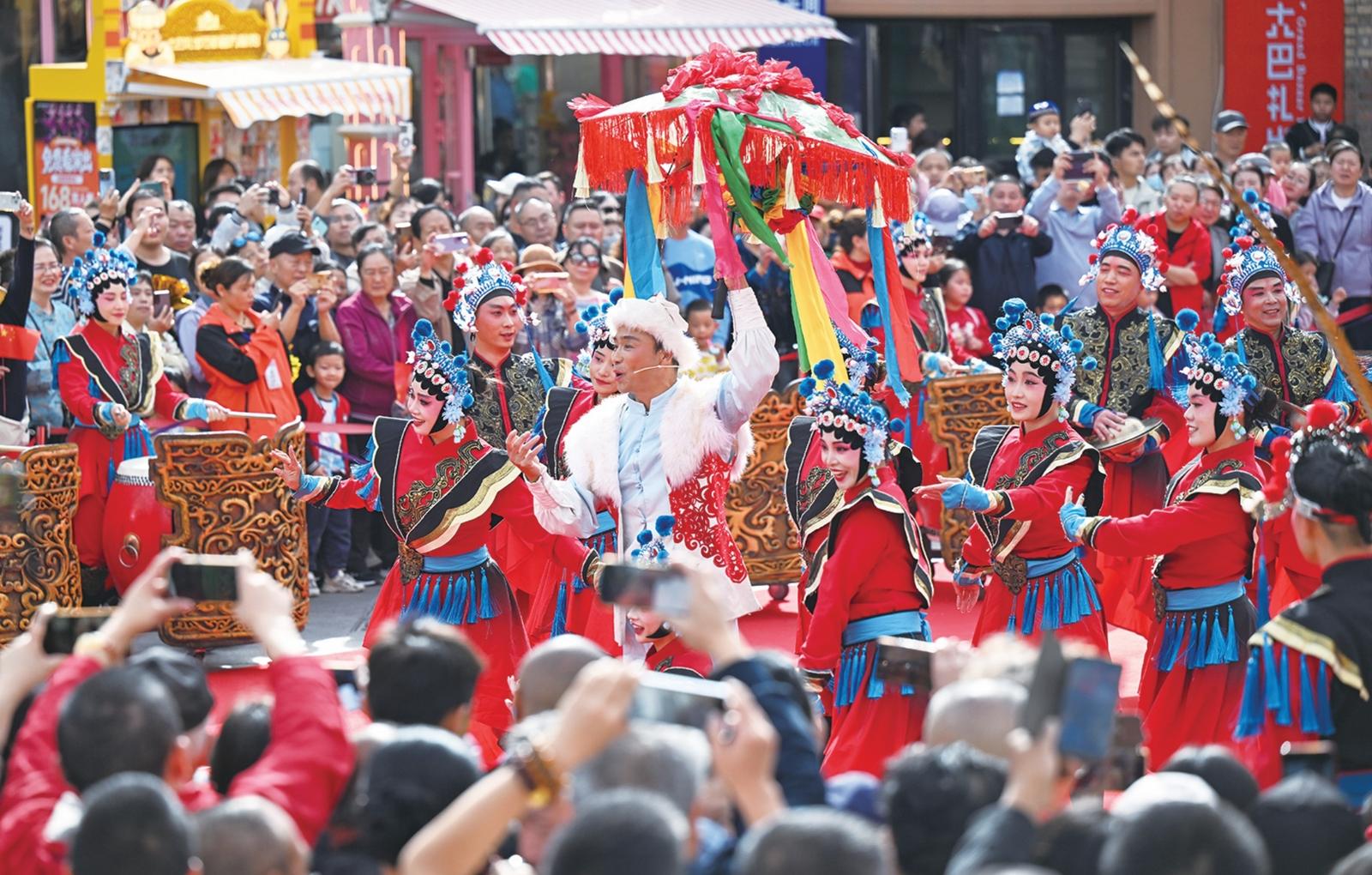 游客在新疆国际大巴扎观看表演。 (新华社记者 丁磊 摄)